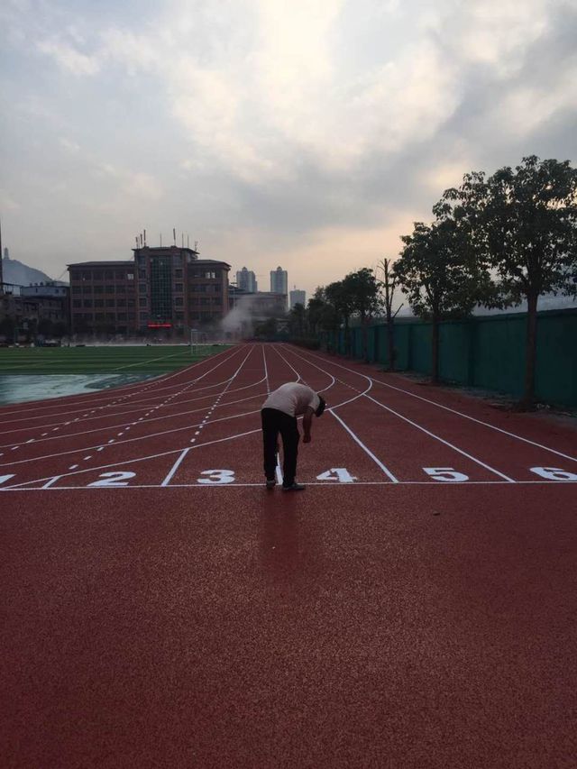 中欧体育app下载安装塑胶跑道厂家丨无溶剂全塑型自结纹塑胶跑道有什么亮点呢？(图3)