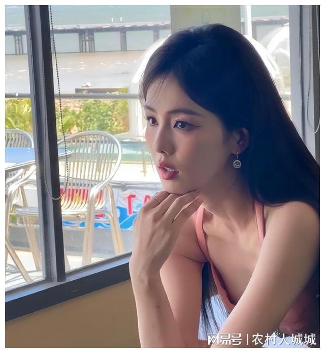 中欧体育app下载安装美人水蜜桃“白鹿”现身厦门淡红色衣裙！惊艳全场太美了！(图13)